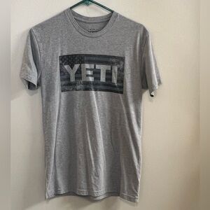 Men's Yeti Logo short sleeve gray with navy flag T-shirt. Size Small